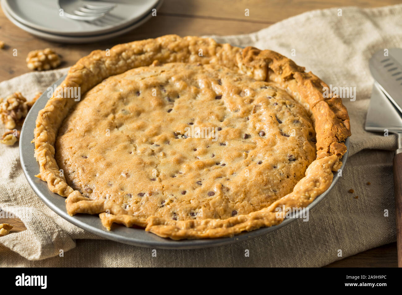 Hausgemachte Schokolade Nussbaum Derby Pie mit Schlagsahne Stockfoto