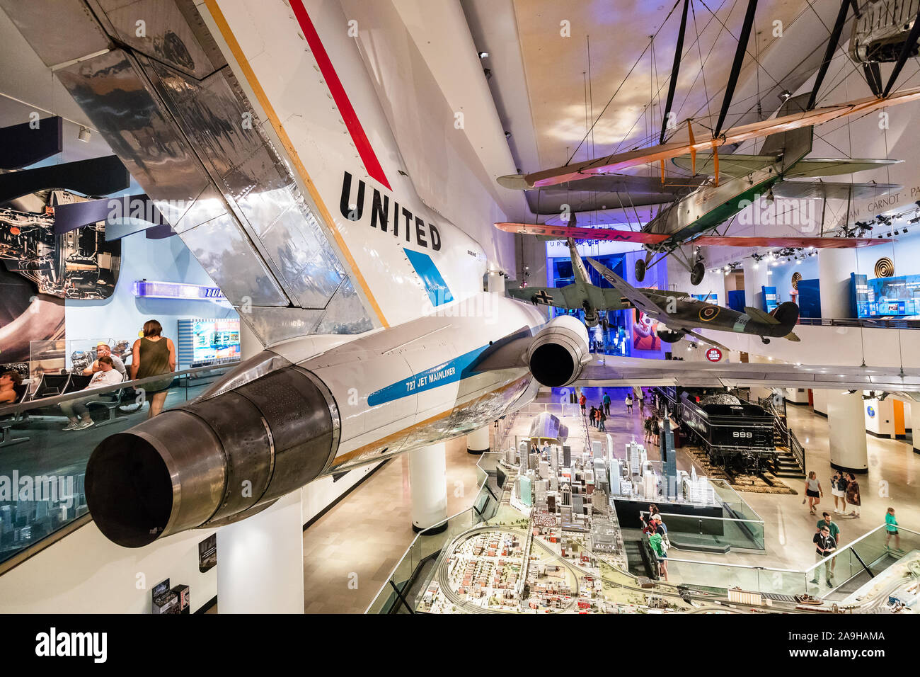 Im Museum von Wissenschaft und Industrie, Menschen, kann das Innere erkunden und aus einem United Airlines Boeing 727 mit den Händen auf Erfahrungen. Stockfoto