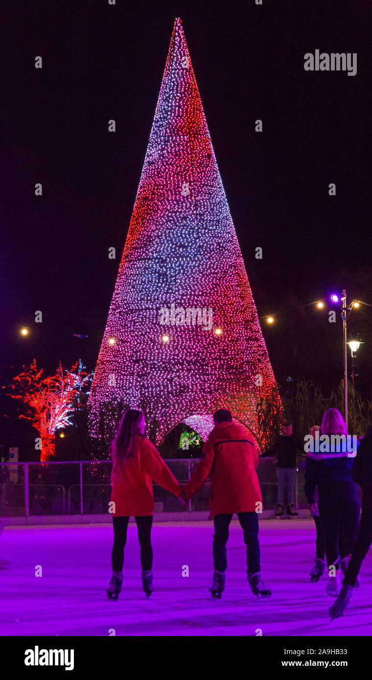 Bournemouth, Dorset, Großbritannien. 15. Nov 2019. Tausende von Besuchern, Familien und begeistert Kinder, Herde nach Bournemouth Gärten trotzen der Kälte für die Eröffnung des Bournemouth Weihnachtsbaum Wunderland. Für das zweite Jahr eine noch größere und bessere Displays mit mehr als 100 glitzernden Bäume und Illumination, einschließlich riesige Teddybären, Lebkuchen Menschen und riesigen christbaumkugel. Einige der Bäume sind thematisch in sechs Städten rund um die Welt zu repräsentieren. Besucher können den Spuren folgen. Credit: Carolyn Jenkins/Alamy leben Nachrichten Stockfoto