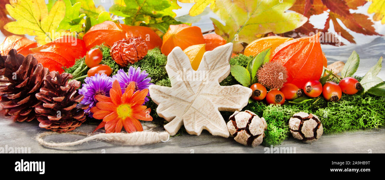 Gartendekorationen und Früchte Stockfoto