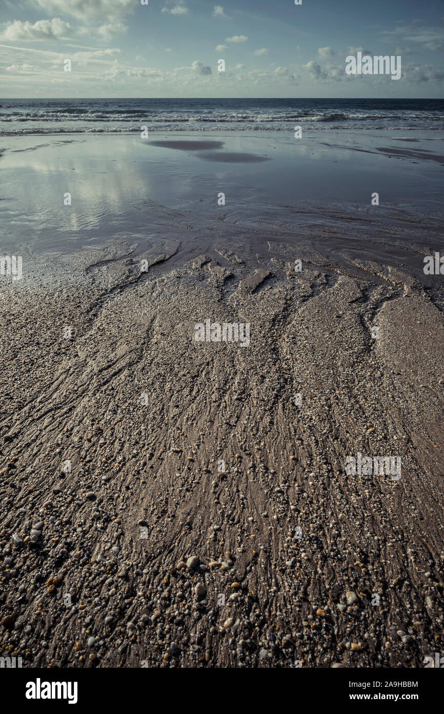 Sand und Kies Strand bei Ebbe mit weitem Horizont Stockfoto