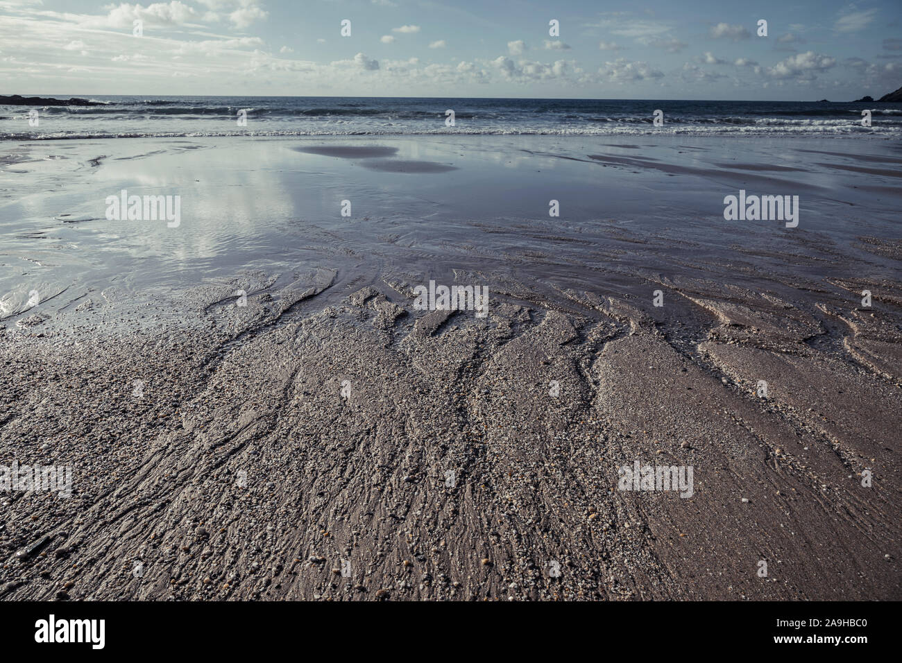 Sand und Kies Strand bei Ebbe mit weitem Horizont Stockfoto