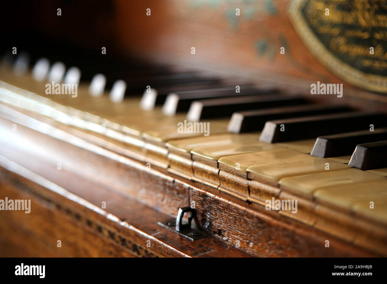 In der Nähe von flachen Fokus Schuß eines Vintage Keyboard, Klavier oder Cembalo aus Ebenholz, Elfenbein und Holz Stockfoto