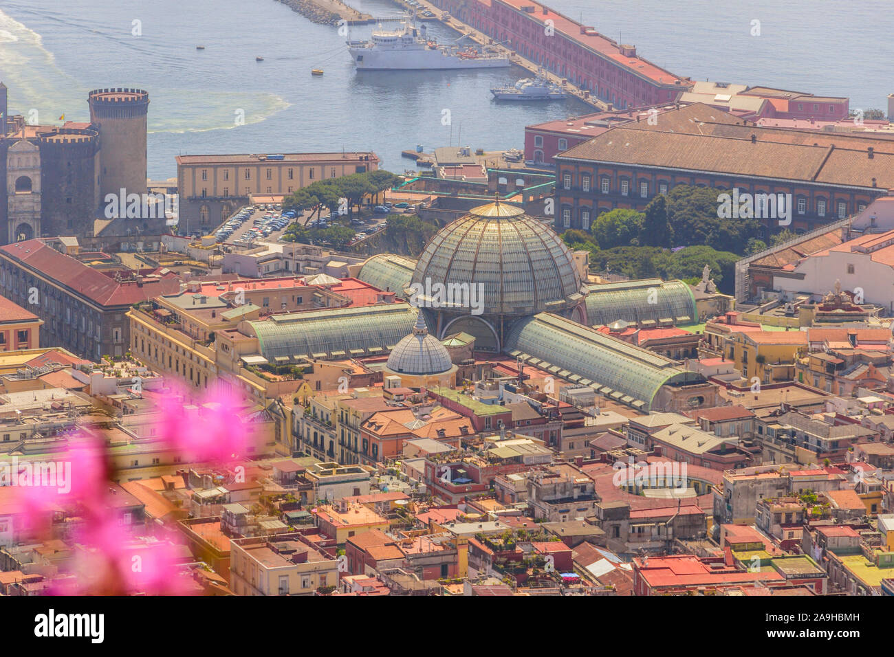 Neapel Skyline: Galleria Umberto I von oben. Stockfoto