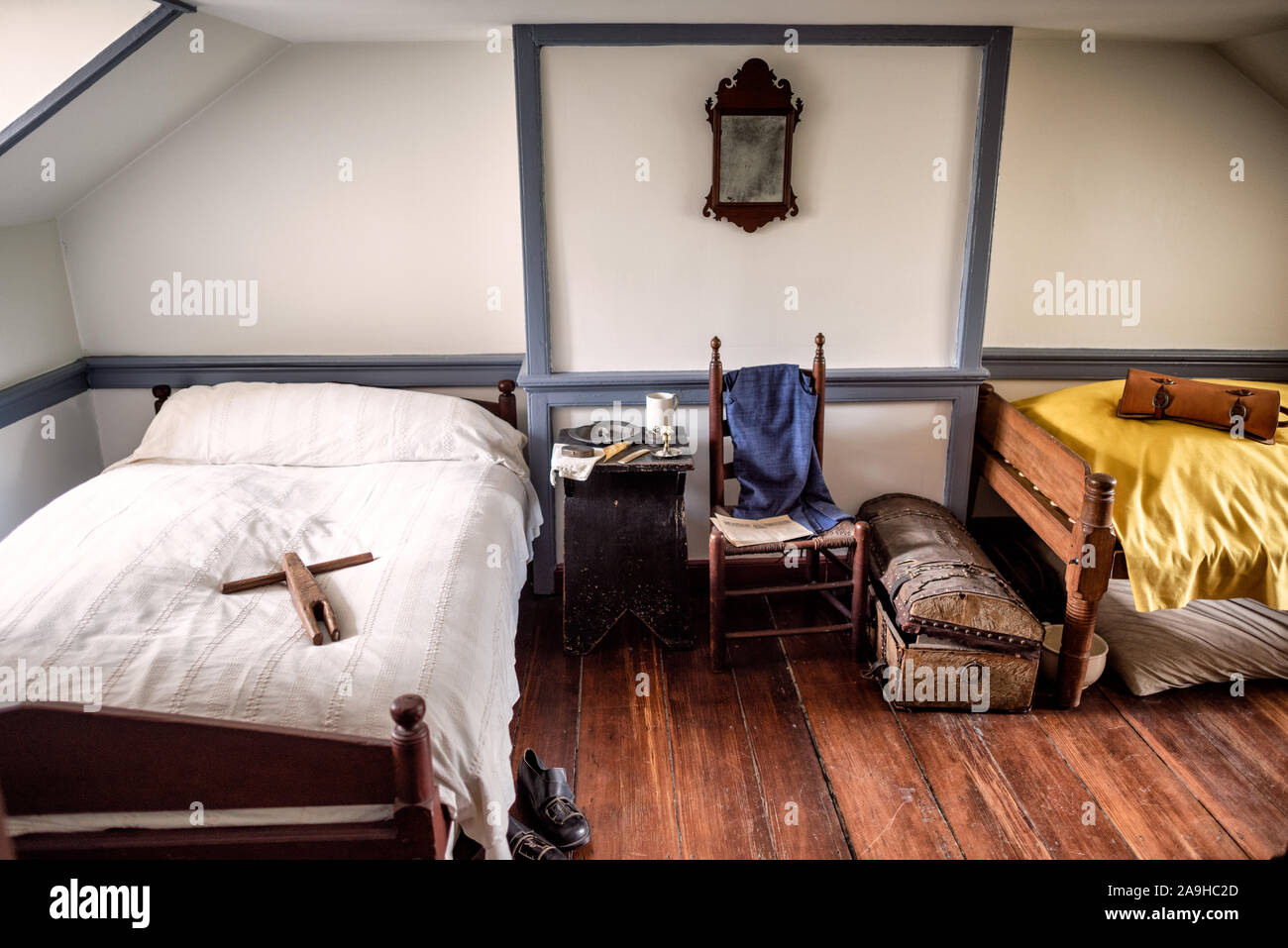 Gadsbys Tavern Museum Gästezimmer Alexandria Virginia // ALEXANDRIA, Virginia, Vereinigte Staaten — die restaurierten Gästezimmer im Gadsby's Tavern Museum in der Altstadt von Alexandria zeigen typische Unterkünfte, die Reisenden im späten 18. Jahrhundert zur Verfügung stehen. Diese sorgfältig rekonstruierten Schlafräume verfügen über zeitgemäße Möbel, darunter Himmelbetten, einfache Holzstühle, Waschtische und karge dekorative Elemente, die die Erfahrung der Unterkünfte aus der Bundeszeit widerspiegeln. Die Zimmer sind Teil der historischen Taverne, in der George Washington, Thomas Jefferson und andere Gründungsväter untergebracht sind Stockfoto