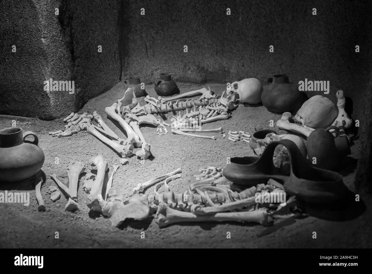 Menschliche Knochen und alten Bügeleisen Artefakte, die in der archäologischen Zone von Paestum gefunden Stockfoto