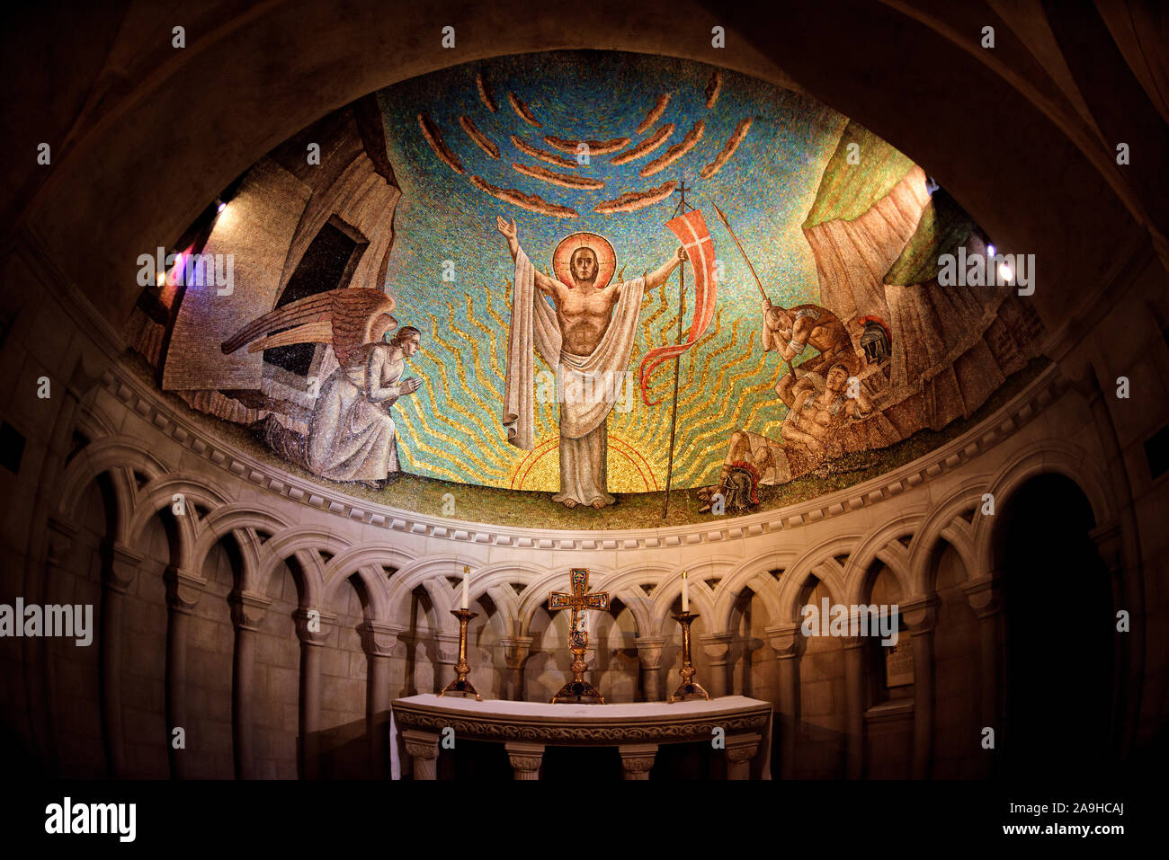National Cathedral Resurrection Mosaic Washington DC // WASHINGTON DC -- ein Apsis-Mosaik von Philip Frohman namens Resurrection (1951) in der Kapelle der Auferstehung in der National Cathedral in Washington DC. Das Mosaik besteht aus kleinen farbigen Glasfliesen und wurde von Ravenna-Mosaiken ausgeführt. Die Kapelle der Auferstehung ist eine der Kapellen in der Krypta unter der Nationalkirche. Die Washington National Cathedral ist eine Episkopalkirche in Washington DC und ist der Ort vieler prominenter Kirchen und Gedenkfeiern in Washington DC. Im neogotischen Stil entworfen Stockfoto