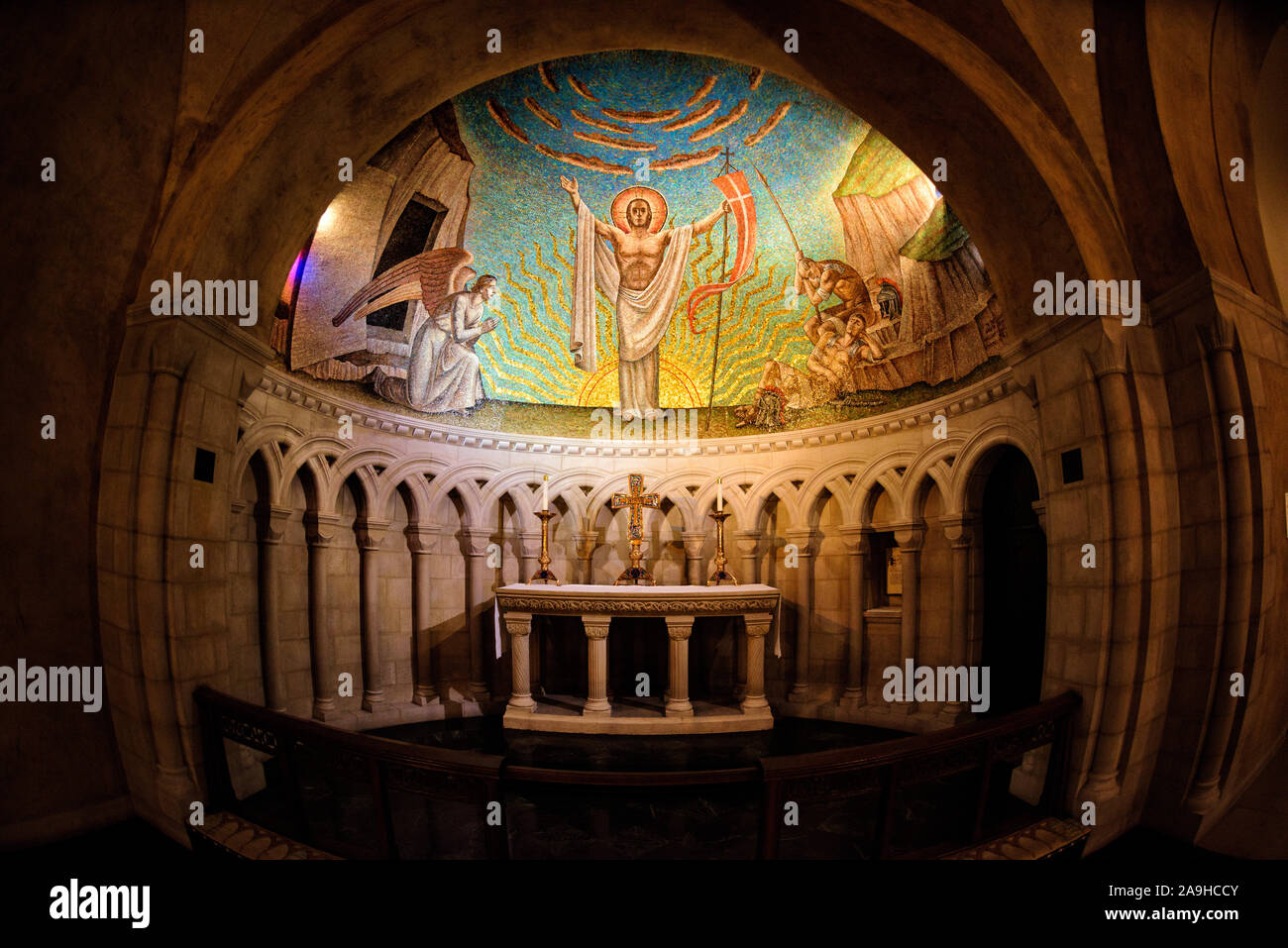 National Cathedral Resurrection Mosaic Washington DC // WASHINGTON DC -- ein Apsis-Mosaik von Philip Frohman namens Resurrection (1951) in der Kapelle der Auferstehung in der National Cathedral in Washington DC. Das Mosaik besteht aus kleinen farbigen Glasfliesen und wurde von Ravenna-Mosaiken ausgeführt. Die Kapelle der Auferstehung ist eine der Kapellen in der Krypta unter der Nationalkirche. Die Washington National Cathedral ist eine Episkopalkirche in Washington DC und ist der Ort vieler prominenter Kirchen und Gedenkfeiern in Washington DC. Im neogotischen Stil entworfen Stockfoto