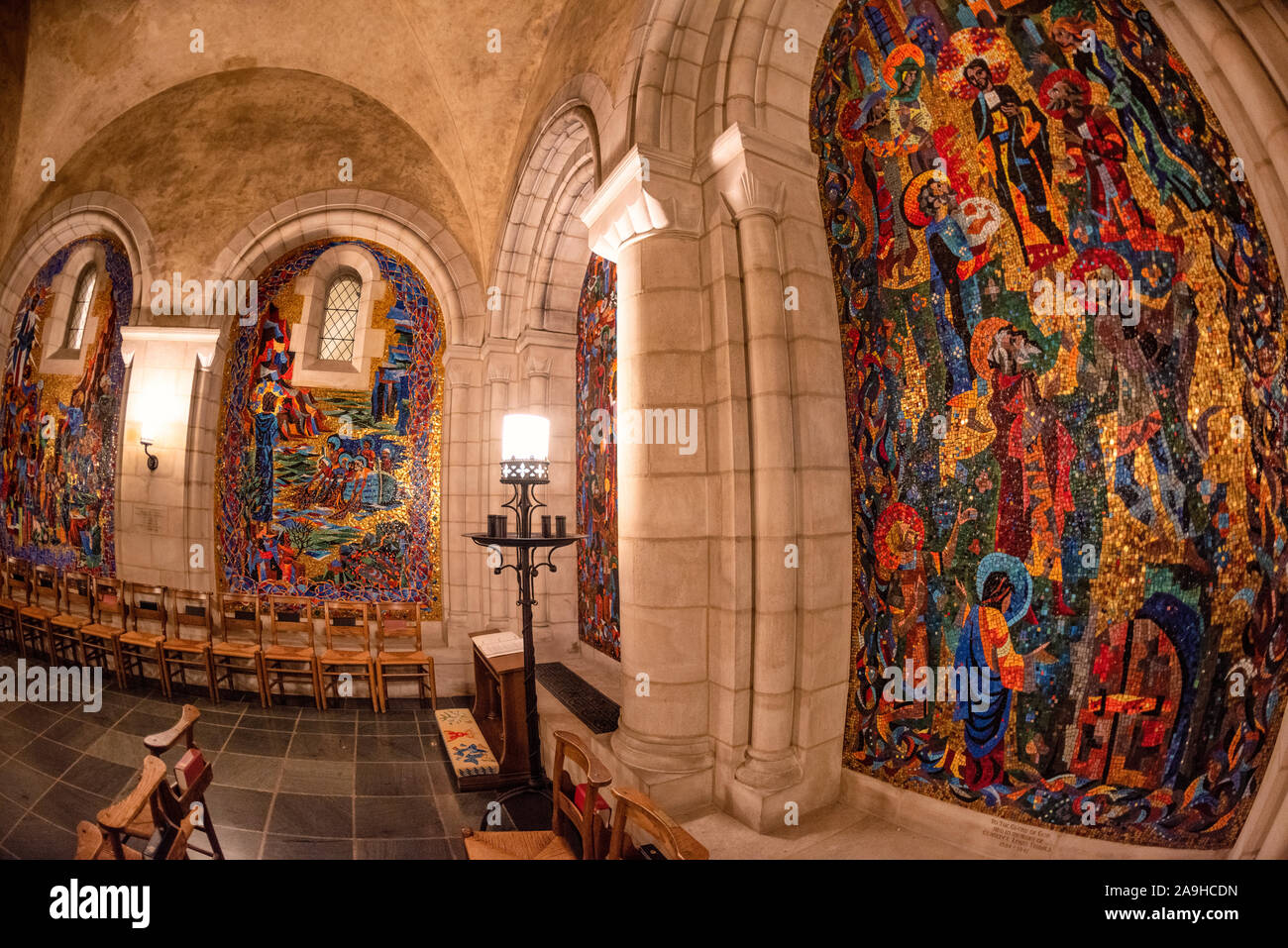 WASHINGTON, DC - die Kapelle der Auferstehung befindet sich in der Krypta der Washington National Cathedral. An den Wänden befinden sich mehrere große Platten mit bunten Mosaiken. Die Washington National Cathedral ist eine episkopale Kirche in Washington DC und ist der Standort vieler prominenter Kirchen- und Gedenkstätten von Washington DC. Der im neugotischen Stil gestaltete Bau wurde 1906 begonnen, die Arbeiten wurden über die folgenden Jahrzehnte fortgesetzt. Es ist das zweitgrößte Kirchengebäude der Vereinigten Staaten und steht als vierthöchste Struktur in Washington DC, eine Eigenschaft, die durch das Sitzen betont wird Stockfoto