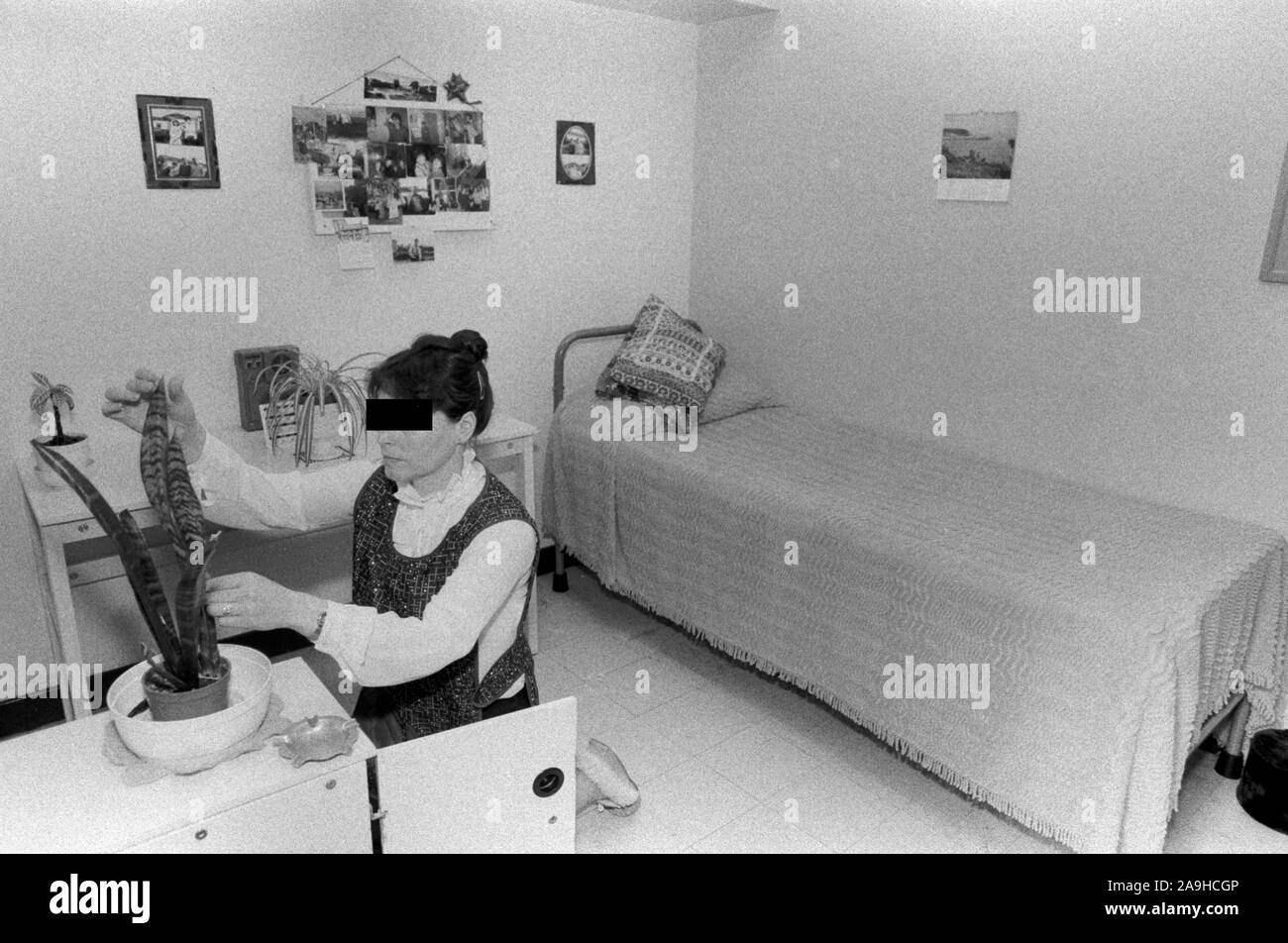 Frau in Gefängniszelle Großbritannien der 80er Jahre. Weibliche Gefangene mit ihrem Besitz, Pflanzen HM Gefängnis Styal Wilmslow Cheshire England 1986 HOMER SYKES Stockfoto