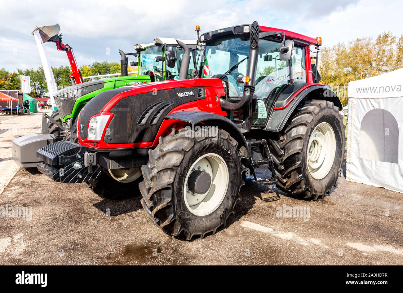 Samara, Russland - 15. September 2019: Moderne landwirtschaftliche Radtraktor Valtra an der jährlichen Wolga agro-industrielle Ausstellung Stockfoto