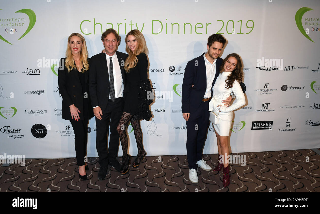 München, Deutschland. 15 Nov, 2019. Der designer Lana Müller, (L - r) Ralph Piller, Leiter der Siverline AG, seine Frau, die Moderatorin Sabine Piller und Schauspielerin Darya Gritsyuk mit ihrem Freund Philip Birnstiel vor ein Logo Wand an der Nächstenliebe Abendessen des Natureheart Stiftung stehen für Kinder im Charles Hotel. Die Charity Dinner findet jährlich kurz vor der Adventszeit und ruft zu Spenden. Credit: Felix Hörhager/dpa/Alamy leben Nachrichten Stockfoto