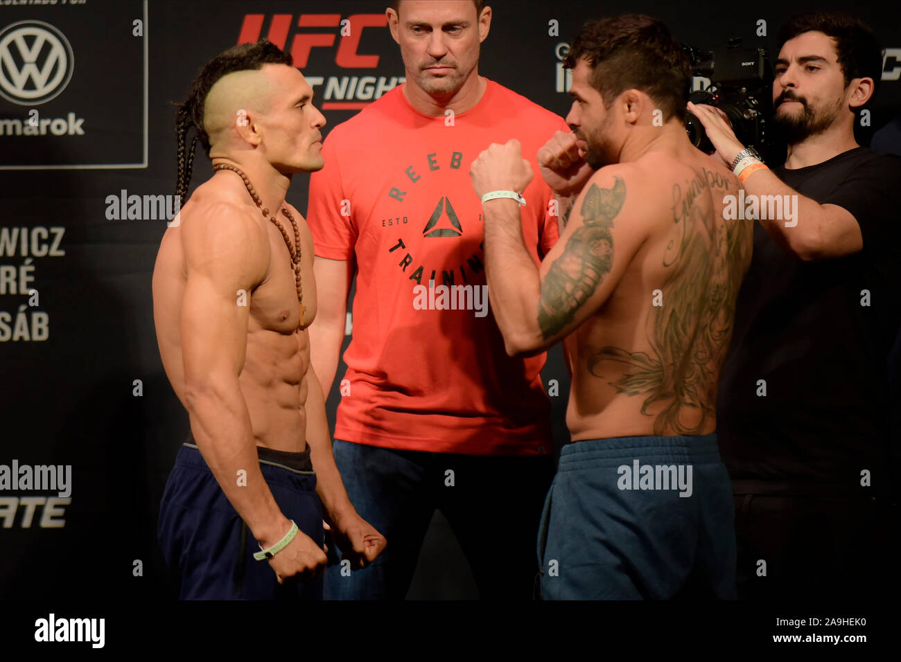 SÃO PAULO, SP - 15.11.2019: UFC FIGHT NIGHT BLACHOWICZ X JACARÉ-Renan Barão Gesichter Douglas D? Silva während der UFC Fight Night Weigh-in-Blachowicz gegen Alligator gehalten an Ibirapuera Gymnasium in São Paulo, SP. (Foto: Reinaldo Reginato/Fotoarena) Stockfoto