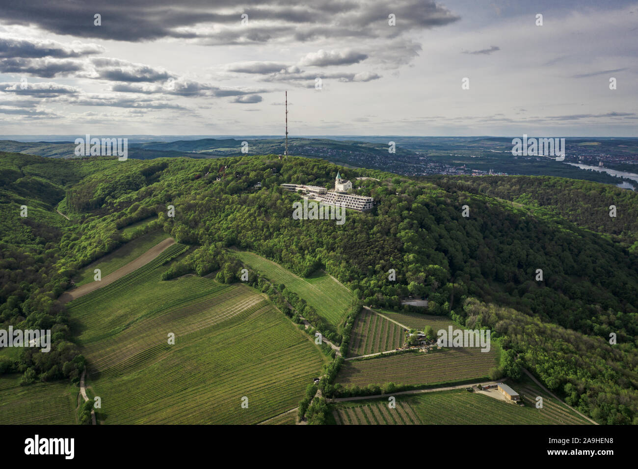 Antenne drone Schuß von Kahlenberg Collin mit St. Joseph Kirche außerhalb Wien, Österreich Stockfoto