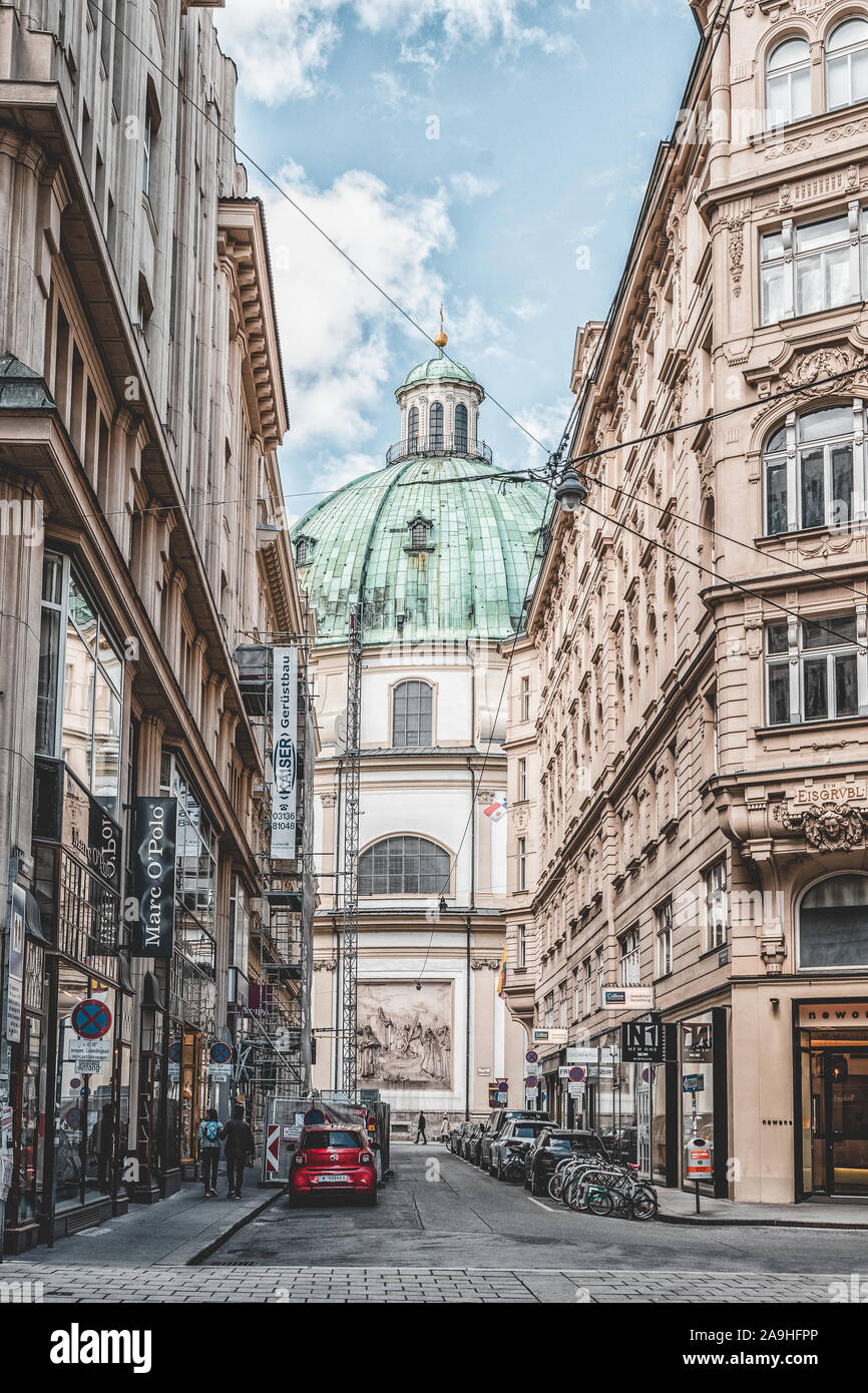 Wien, Österreich - 27. April 2019: goldschmiedgasse Straße Blick auf die  Peterskirche Stockfotografie - Alamy