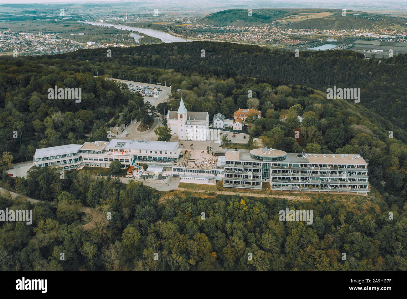 Antenne drone Schuß von Kahlenberg Collin mit St. Joseph Kirche außerhalb Wien, Österreich Stockfoto
