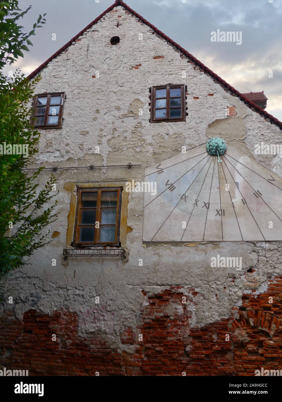 Vintage Sonnenuhr auf äußere Hauswand, Zagreb, Kroatien, Europa Stockfoto