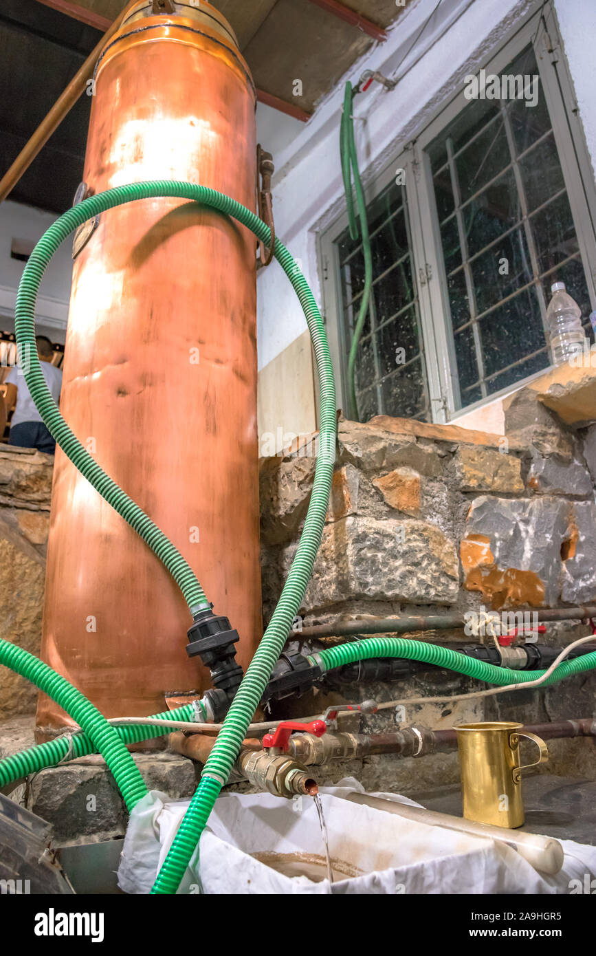 Kazani ist die traditionelle Destillation von Raki - tsipouro in Kreta, Griechenland Stockfoto