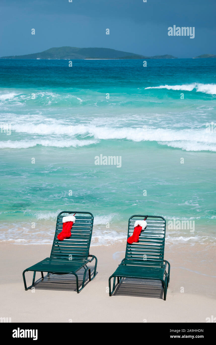 Zwei Weihnachten Strümpfe hängend von ein paar grüne liegen am Ufer eines tropischen Strand Stockfoto