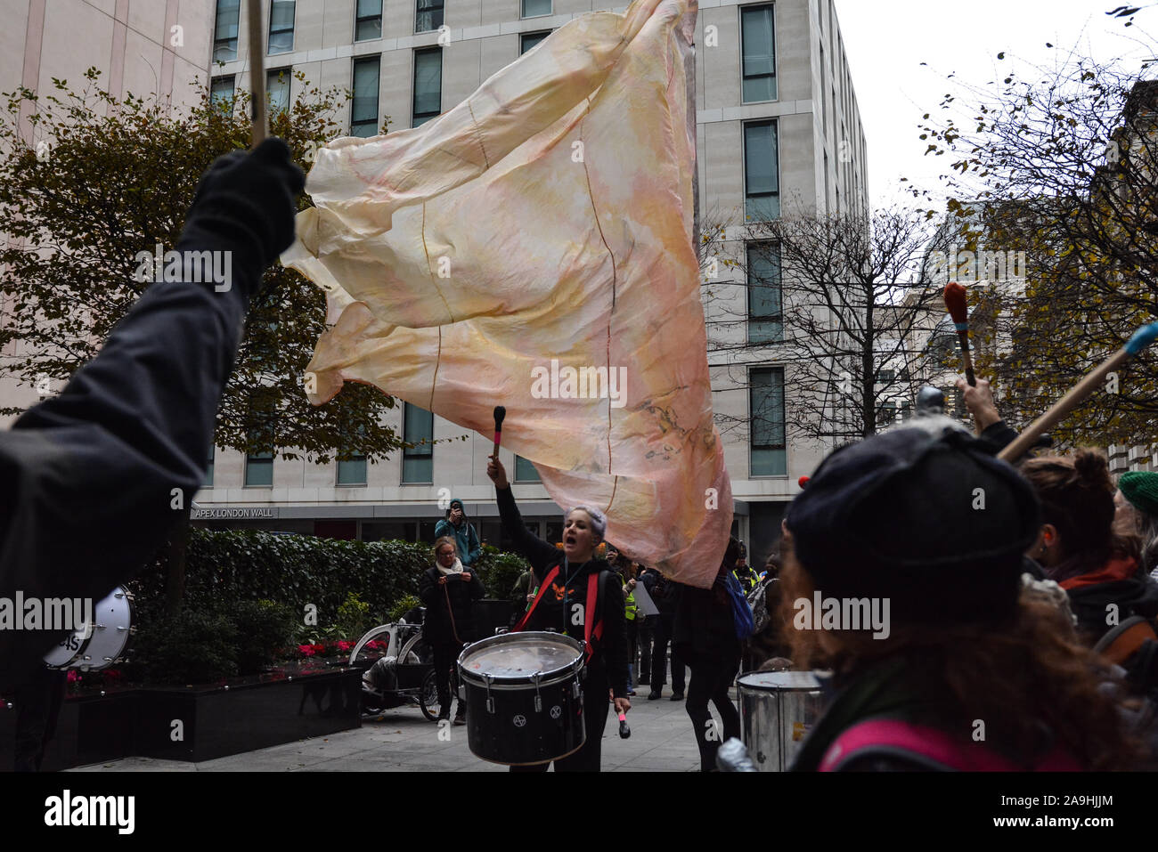London, Großbritannien. 15 Nov, 2019. Aussterben Rebellion protestierten gegen BlackRock hat seinen Sitz in London. Aktivisten gedumpten Stapel Holz Esche außerhalb des Gebäudes der Corporation, einer der weltweit größten Investoren in die fossilen Brennstoffe, insbesondere von Kohle. (Foto von Laura Chiesa/Pacific Press) Quelle: Pacific Press Agency/Alamy leben Nachrichten Stockfoto