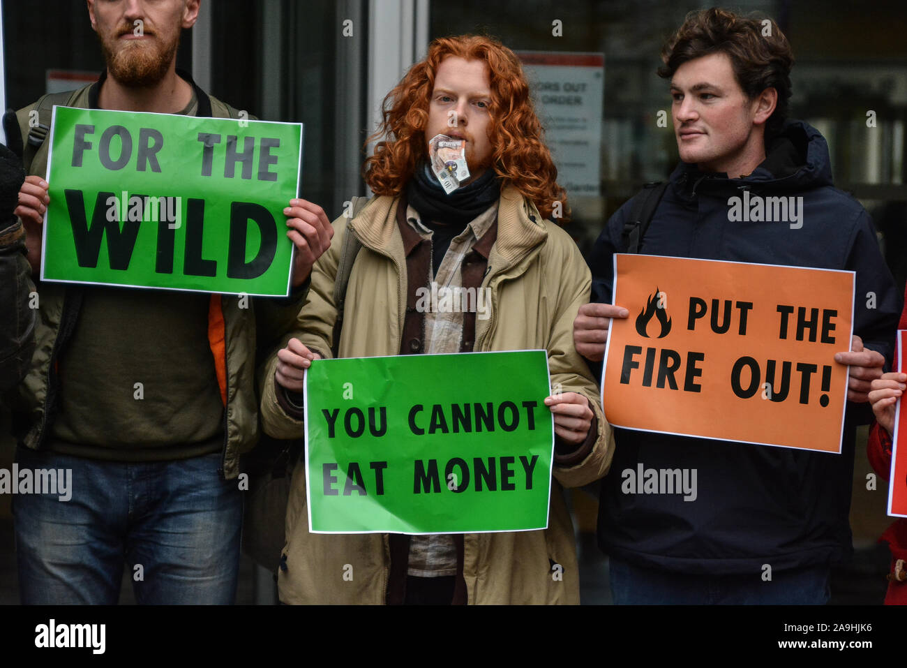 London, Großbritannien. 15 Nov, 2019. Aussterben Rebellion protestierten gegen BlackRock hat seinen Sitz in London. Aktivisten gedumpten Stapel Holz Esche außerhalb des Gebäudes der Corporation, einer der weltweit größten Investoren in die fossilen Brennstoffe, insbesondere von Kohle. (Foto von Laura Chiesa/Pacific Press) Quelle: Pacific Press Agency/Alamy leben Nachrichten Stockfoto