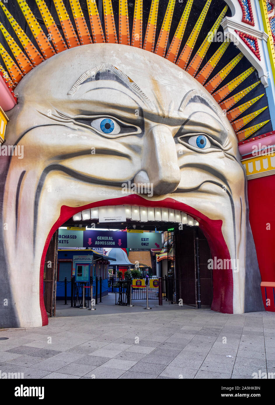 Iconic Herr mond Gesicht Eingang zum Luna Park amusement park Messegelände in St Kilda Melbourne, Victoria, Australien. Stockfoto