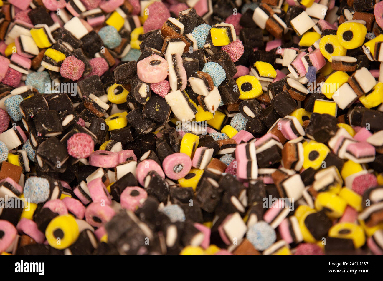 Pink und Schwarz und Weiß gefärbt Lakritz Bonbons Stockfoto