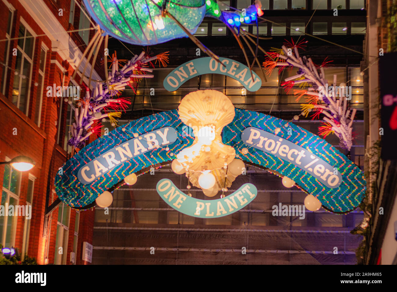 London, England - November 8th, 2019: Weihnachtsbeleuchtung Installation in der Carnaby Street in Zusammenarbeit mit Project Zero, Nachhaltigkeit und Meer creat Stockfoto