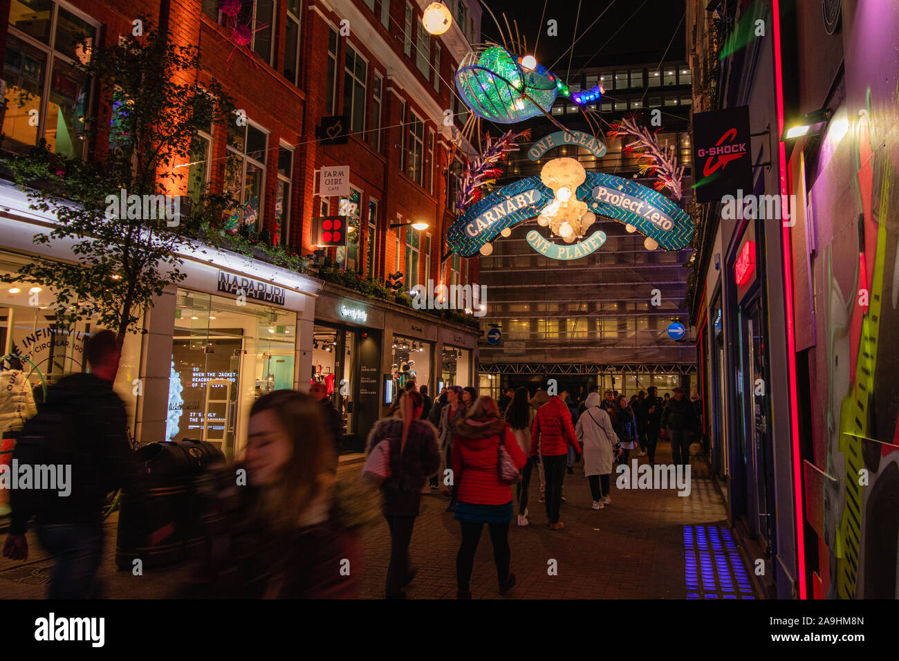 London, England - November 8th, 2019: Weihnachtsbeleuchtung Installation in der Carnaby Street in Zusammenarbeit mit Project Zero, Nachhaltigkeit und Meer creat Stockfoto
