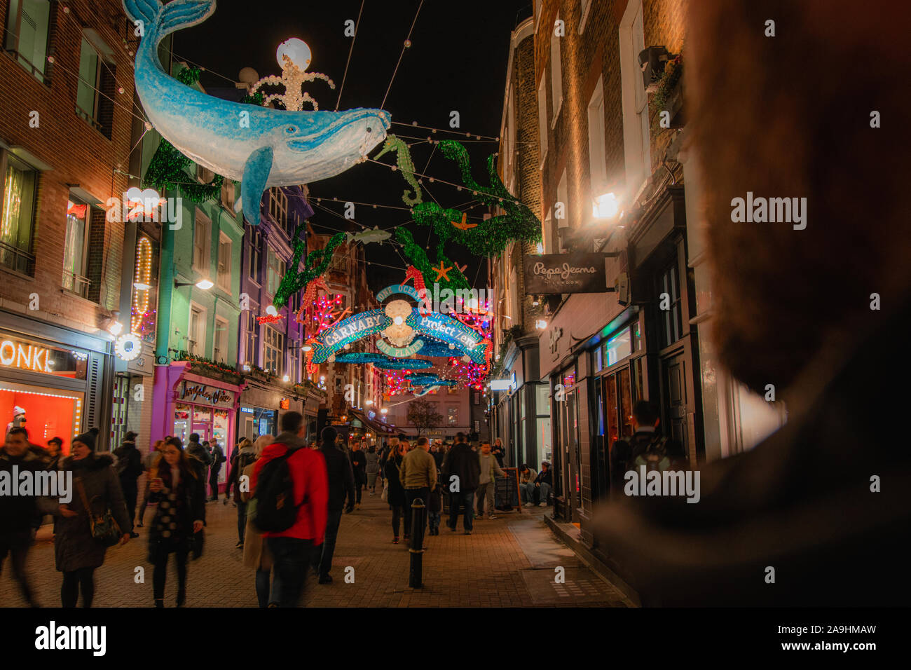 London, England - November 8th, 2019: Weihnachtsbeleuchtung Installation in der Carnaby Street in Zusammenarbeit mit Project Zero, Nachhaltigkeit und Meer creat Stockfoto
