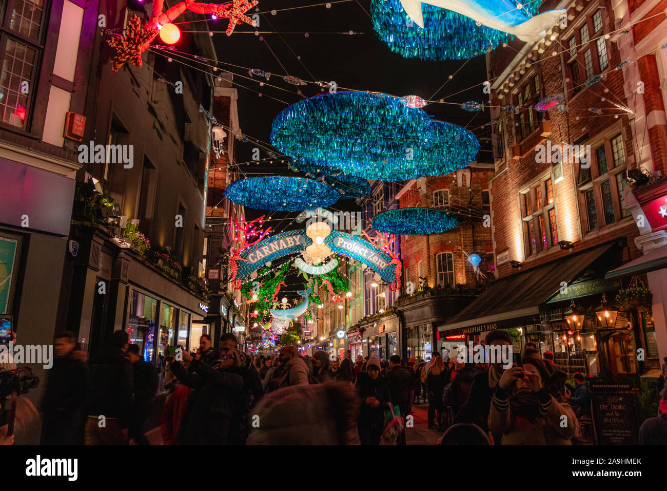 London, England - November 8th, 2019: Weihnachtsbeleuchtung Installation in der Carnaby Street in Zusammenarbeit mit Project Zero, Nachhaltigkeit und Meer creat Stockfoto