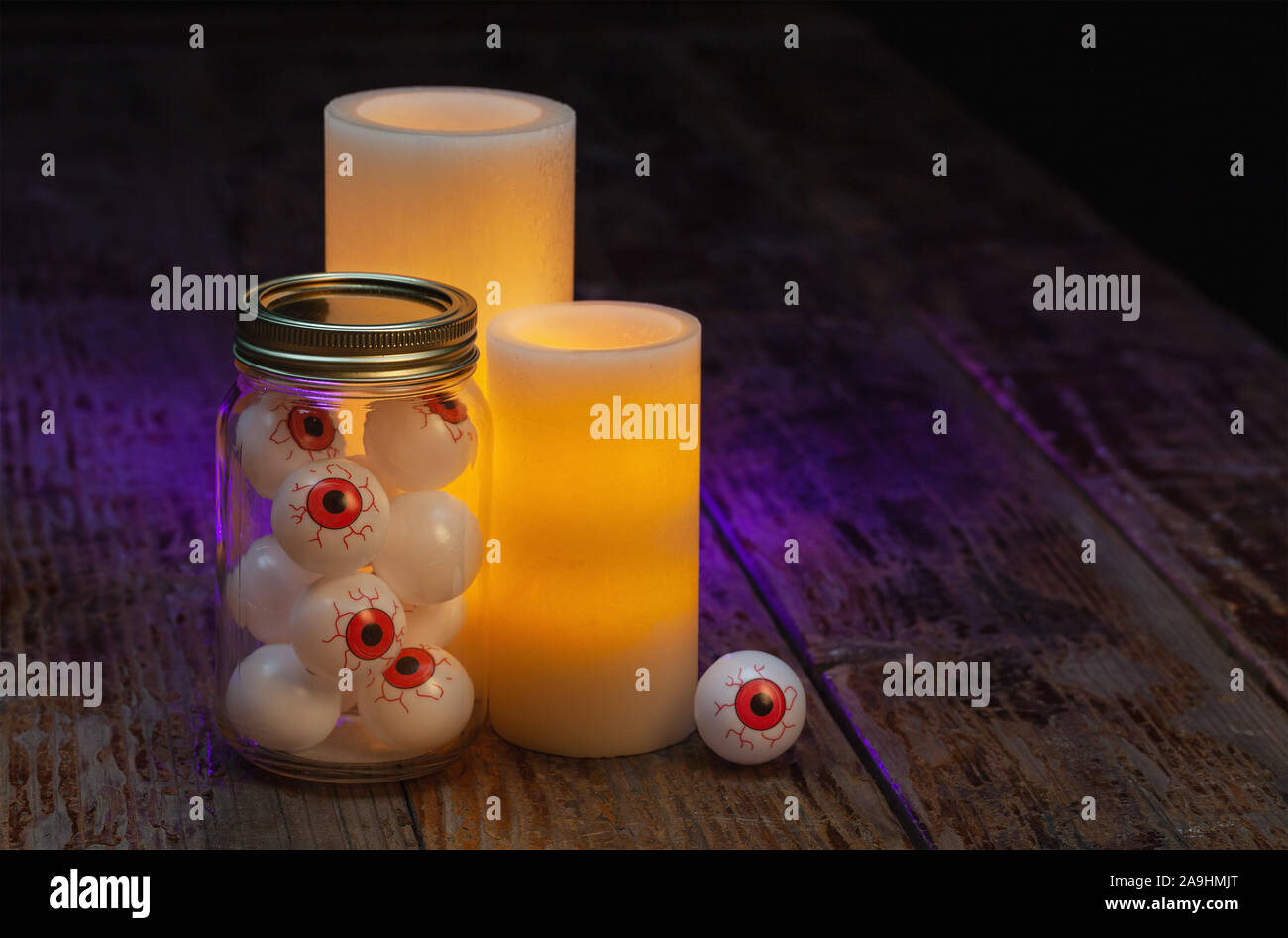 Halloween Urlaub noch Leben der elektrischen Kerzen und ein Glas künstliche Augäpfel Stockfoto