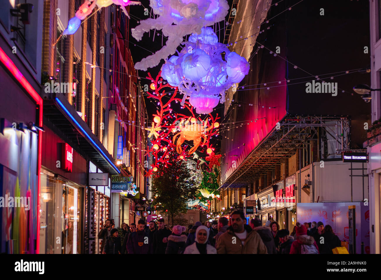 London, England - November 8th, 2019: Weihnachtsbeleuchtung Installation in der Carnaby Street in Zusammenarbeit mit Project Zero, Nachhaltigkeit und Meer creat Stockfoto