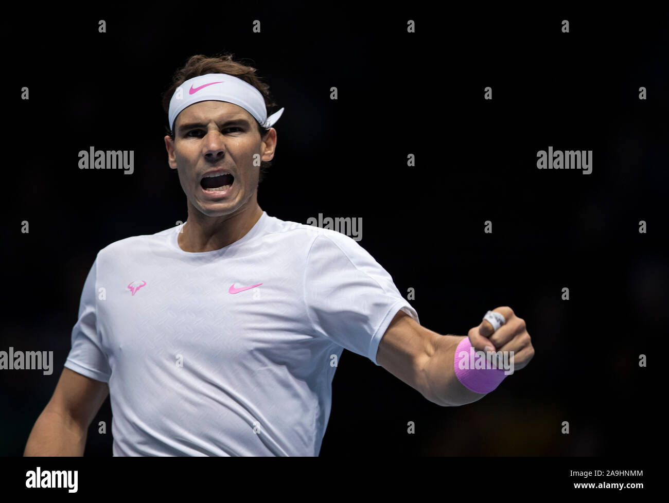 London, Großbritannien. 15 Nov, 2019. Rafael Nadal von Spanien feiert während der singles Gruppenspiel gegen Stefanos Tsitsipas Griechenlands bei der ATP World Tour Finals 2019 in London, Großbritannien am November 15, 2019. Credit: Han Yan/Xinhua/Alamy leben Nachrichten Stockfoto