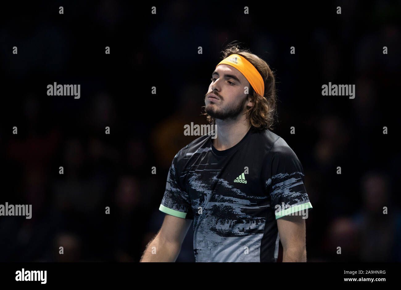 London, Großbritannien. 15 Nov, 2019. Stefanos Tsitsipas Griechenlands reagiert während der singles Gruppenspiel gegen Rafael Nadal aus Spanien an den ATP World Tour Finals 2019 in London, Großbritannien am November 15, 2019. Credit: Han Yan/Xinhua/Alamy leben Nachrichten Stockfoto