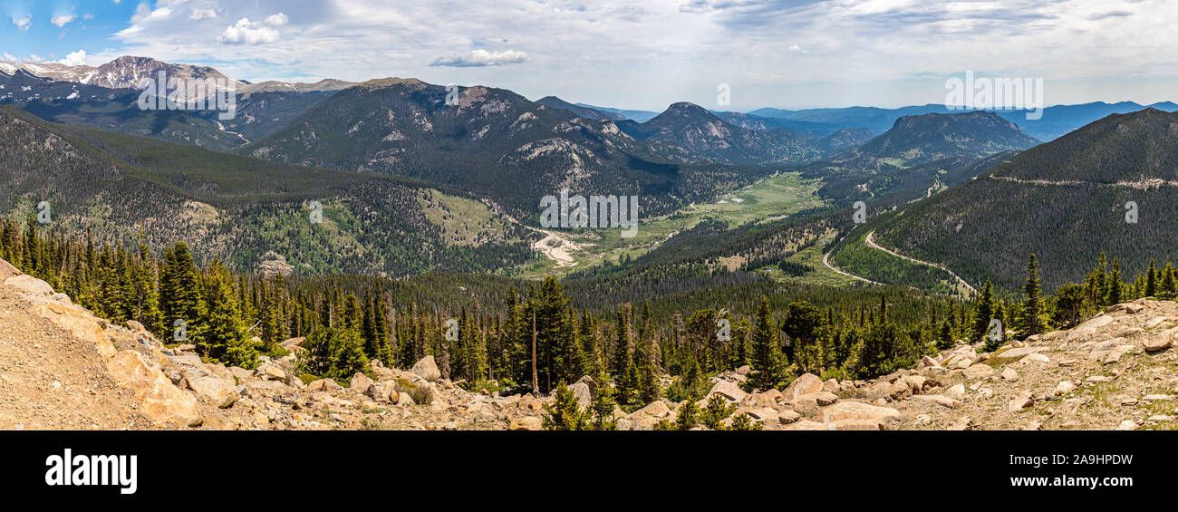 Einen Panoramablick auf Schafe Seen und Fall River Road von Rainbow Kurve Übersehen im Rocky Mountain National Park in Colorado. Stockfoto