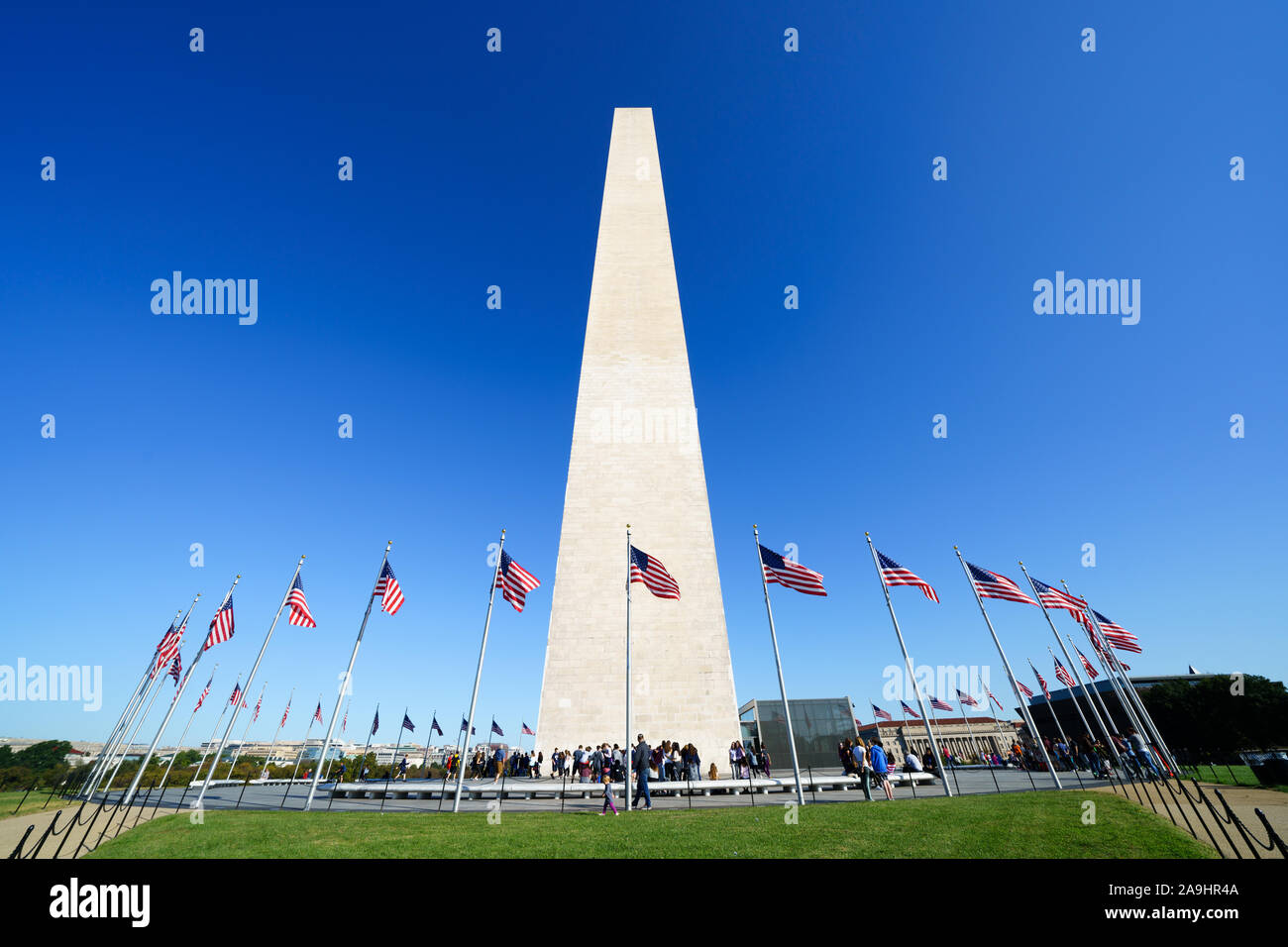 Washington Monument National Mall Washington DC // WASHINGTON DC – das Washington Monument in der Mitte der National Mall in Washington DC erinnert an George Washington, den ersten Präsidenten der Vereinigten Staaten, und ist mit einer Höhe von fast 555 Fuß (170 Meter) der höchste Obelisk der Welt. Stockfoto