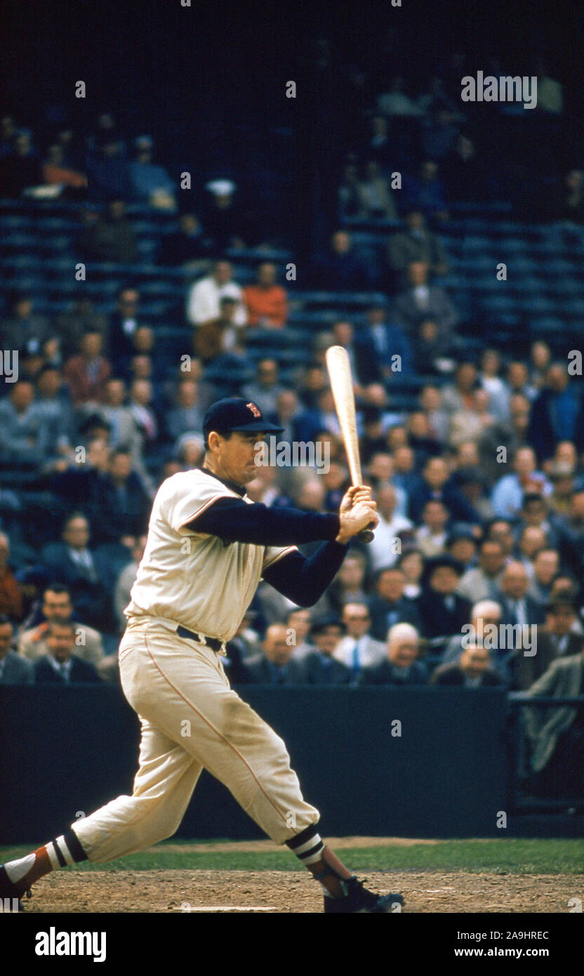 BOSTON, MA - 1956: Ted Williams #9 der Boston Red Sox Fledermäuse während ein MLB Spiel ca. 1956 am Fenway Park in Boston, Massachusetts. (Foto von Hy Peskin) *** Local Caption *** Ted Williams Stockfoto