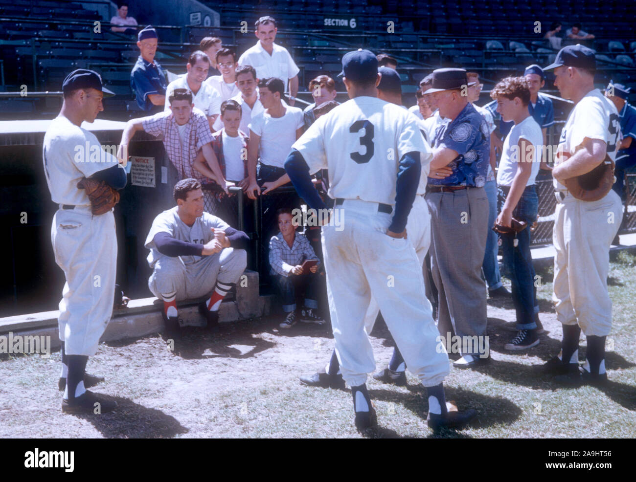 VERO Beach, FL - 18. März: Ted Williams #9 der Boston Red Sox zeigt seine Schwingen zu Fans und Spieler der Brooklyn Schwindler während des Spring Training am 18. März in Vero Beach, Florida 1956. (Foto von Hy Peskin) (Satz Anzahl: X3619) *** Local Caption *** Ted Williams Stockfoto