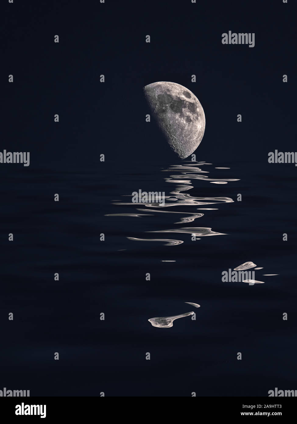 Half Moon nachts genommen das Eintauchen der Spitze in einer simulierten Reflexion Stockfoto