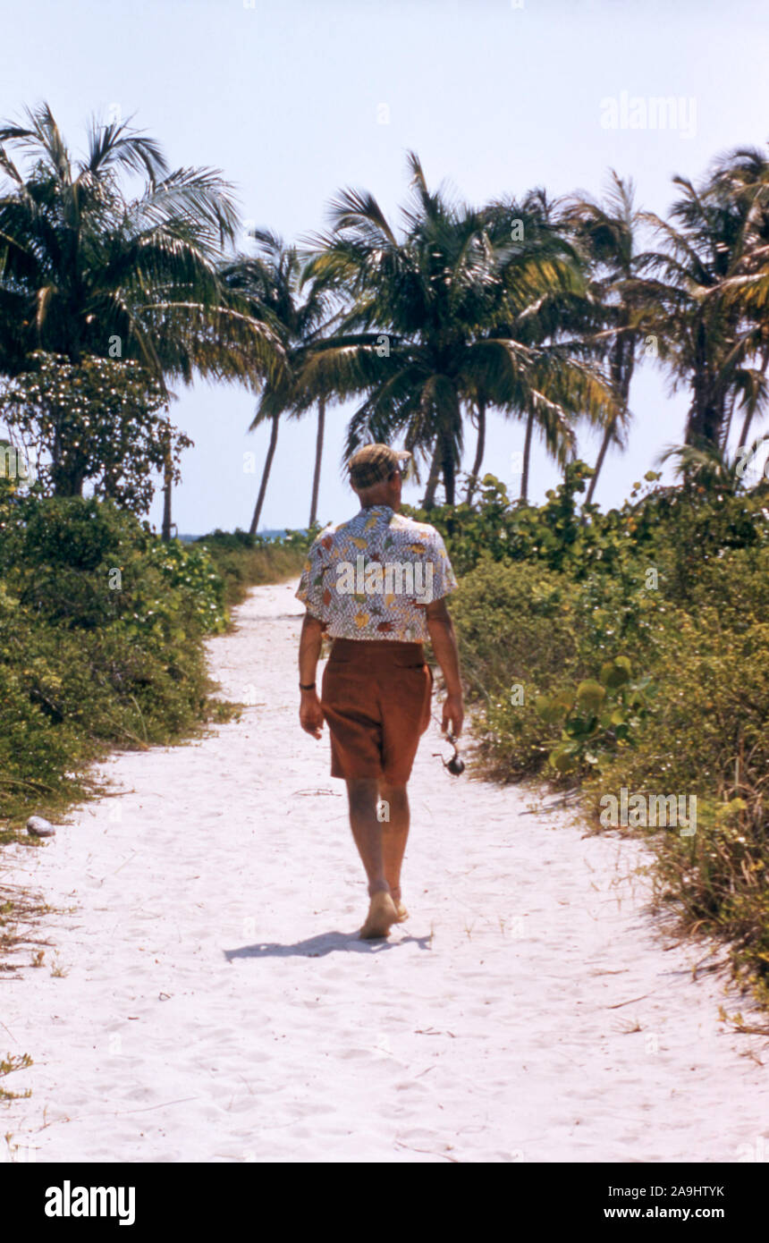 BAHAMAS - 28. April: Blick auf einen alten Mann zu Fuß auf einen Weg in den Ozean beim Tragen einer Angelrute am 28. April 1956 auf den Bahamas. (Foto von Hy Peskin) (Satz Anzahl: X 3731) Stockfoto