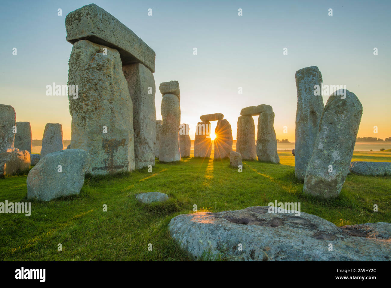 Stonehenge bei Sonnenaufgang, Stein Kreis auf dem Salisbury Plain, 3000-1500 v. Chr., Wiltshire, England, Großbritannien - Europas berühmteste prähistorische Stätte Stockfoto