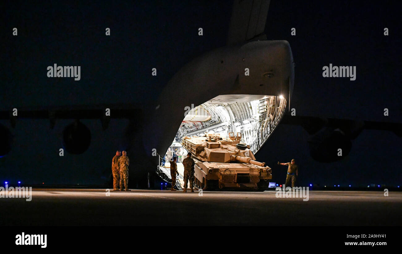 Ein M1 Abrams main Schlacht ist aus einem C-17 Globemaster III im Ali Al Salem Air Base, Kuwait, Nov. 11, 2019 angetrieben. Das Flugzeug ist in der Lage, schwere Nutzlasten weltweit, auch in unvorhersehbaren Bedingungen. Die M1 Abrams ist eine dritte Generation der Amerikanischen Kampfpanzer Gepanzerte Boden für moderne Kriegsführung entwickelt. Es wurden mehrere innovative Features, darunter eine Mehrstoff- Turbine Engine, anspruchsvolle Composite armor, pc Brand Control System, das M1 Abrams Service 1980 eingetragen und ist derzeit als die Kampfpanzer der United States Army und Marine Corps. (U.S. Air F Stockfoto