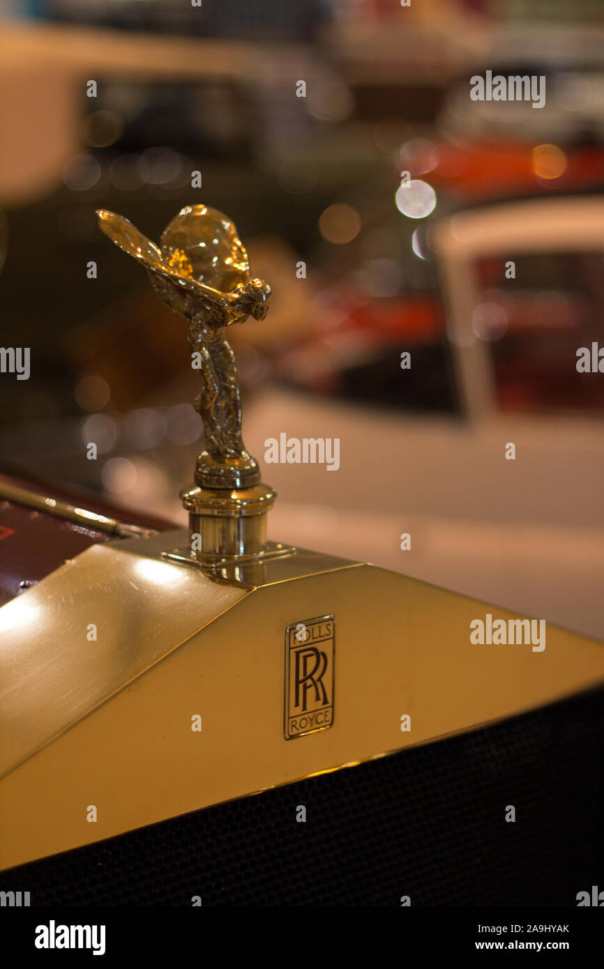 Vorn schließen Sie herauf, Rolls Royce geflügelte Frau Kühlerfigur, RR Logo auf Messing Grill und roten schwenkbaren Haube. Stockfoto