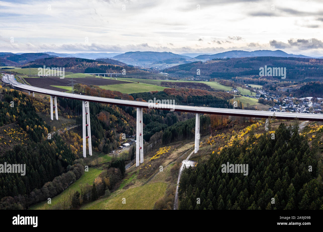 Nuttlar, Deutschland. 14 Nov, 2019. Ein Foto der Tal Brücke Nuttlar. (Mit einer Drohne erfasst). Das Tal Brücke Nuttlar ist eine abgeschlossene Tal Brücke im Zuge der Erweiterung der Bundesautobahn 46 im Sauerland. Mit einer Höhe von 115 Metern ist sie die höchste Brücke in Nordrhein-Westfalen. Am 18.11.2019 Die Brücke und der A46 wird offiziell eingeweiht und für den Verkehr geöffnet. Credit: Guido Kirchner/dpa/Alamy leben Nachrichten Stockfoto