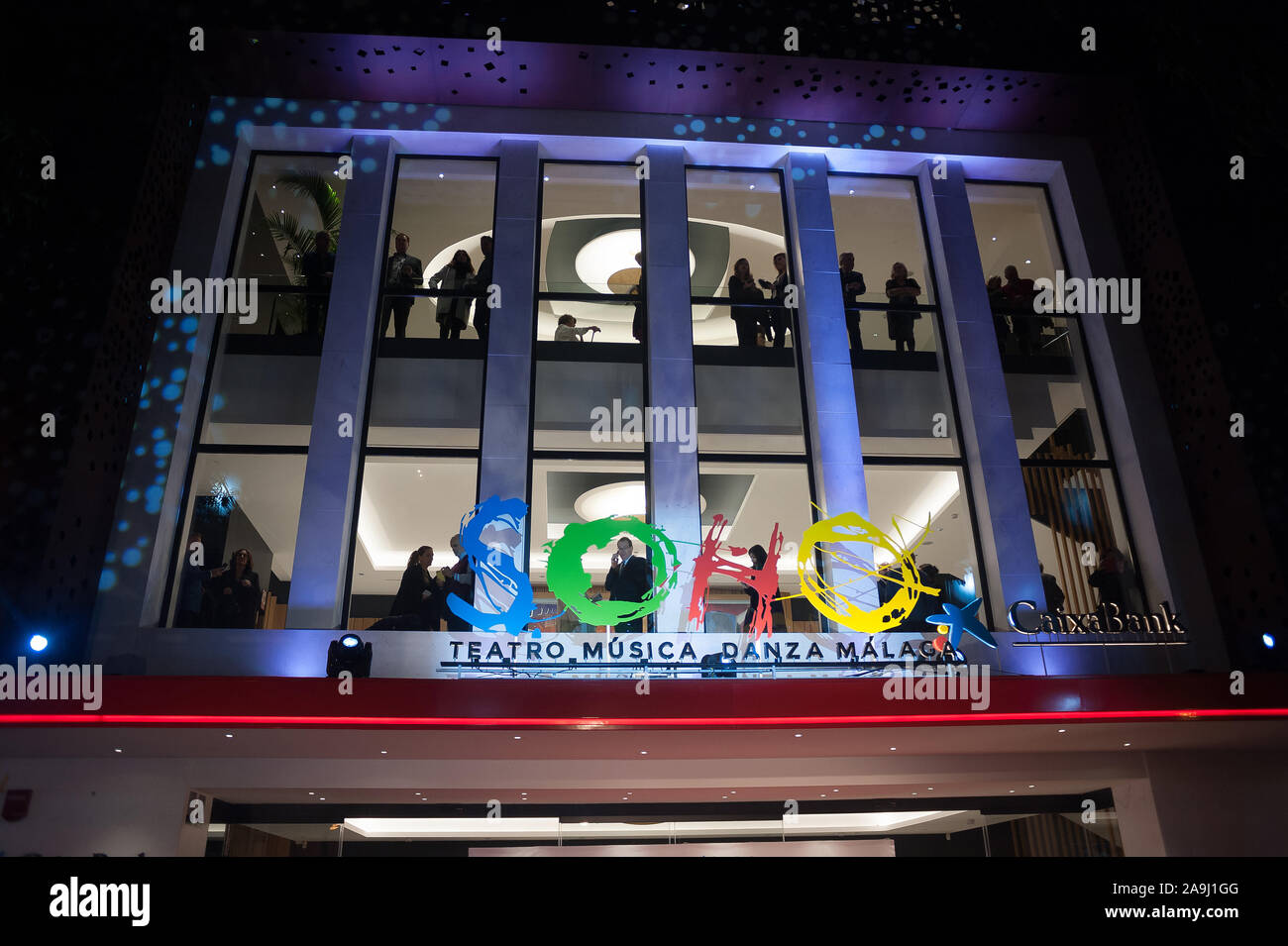 Malaga, Spanien. 15 Nov, 2019. Die Menschen sind im Theater während einer Photocall des Musicals "A Chorus Line" vor der Premiere im Soho Caixabank Theater gesehen. Spanische Schauspieler und Regisseur Antonio Banderas seinen neuen Theater in Málaga eröffnet sein erstes Musical "A Chorus Line", der in der ursprünglichen musikalischen Produktion über die Geschichte einer Gruppe von Tänzerinnen und Tänzer vom Broadway, die darauf abzielen, die Teilnahme an der musikalischen Chor zu nehmen. Credit: SOPA Images Limited/Alamy leben Nachrichten Stockfoto