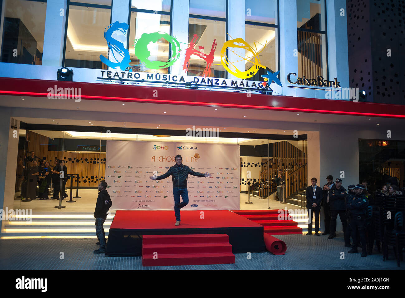 Malaga, Spanien. 15 Nov, 2019. Schauspieler Antonio Banderas Posen auf dem roten Teppich bei einem Fotoshooting des Musicals "A Chorus Line" vor der Premiere im Soho Caixabank Theater. Spanische Schauspieler und Regisseur Antonio Banderas seinen neuen Theater in Málaga eröffnet sein erstes Musical "A Chorus Line", der in der ursprünglichen musikalischen Produktion über die Geschichte einer Gruppe von Tänzerinnen und Tänzer vom Broadway, die darauf abzielen, die Teilnahme an der musikalischen Chor zu nehmen. Credit: SOPA Images Limited/Alamy leben Nachrichten Stockfoto