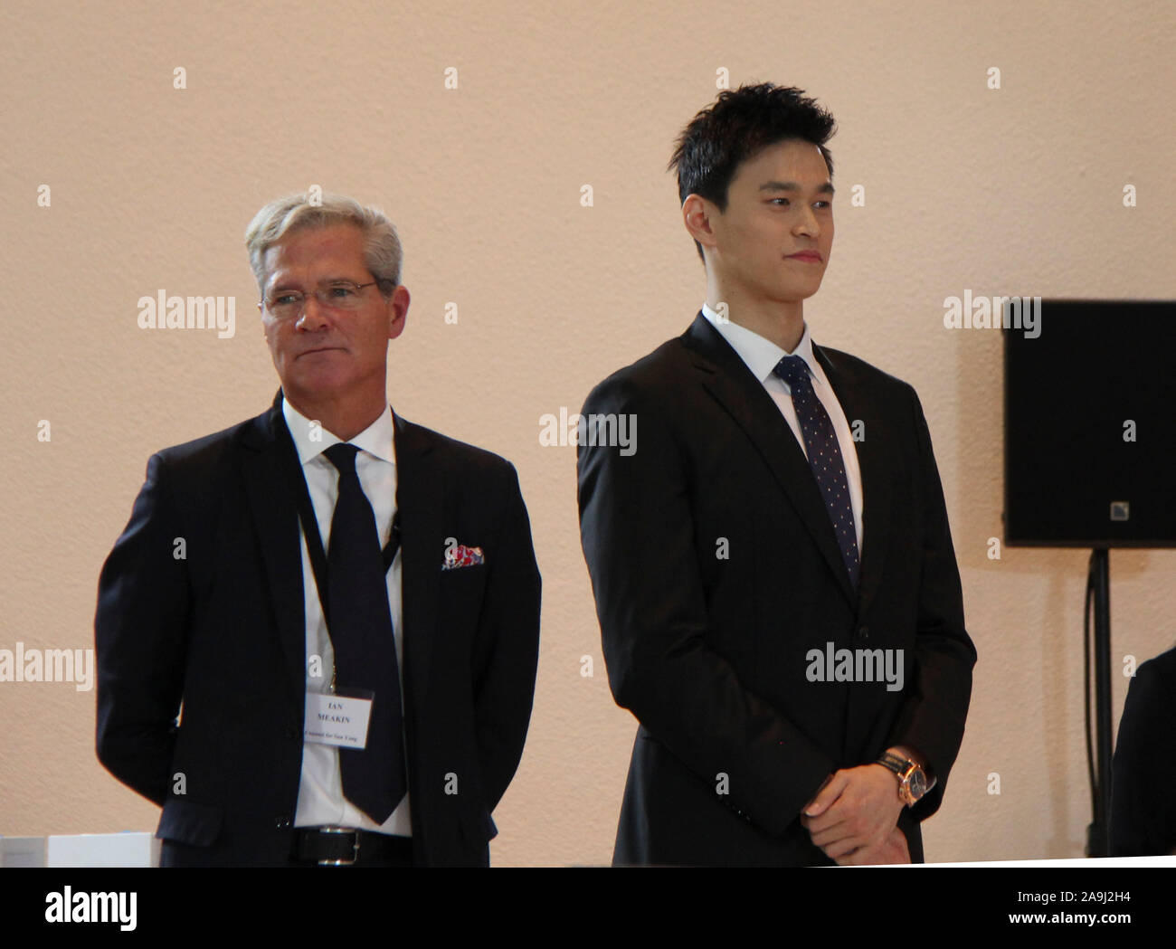 Montreux, Schweiz. 15 Nov, 2019. Chinesische 3-Zeit olympischen Swimmingpool Meister Sun Yang (R) und sein Anwalt Ian Meakin kommen zu einer öffentlichen Anhörung in dem Sportschiedsgericht (CAS) in Montreux, Schweiz, am November 15, 2019, als die World Anti-Doping Agency (WADA) gegen Sun Yang und FINA über vorangegangene Entscheidung der FINA zugunsten der Sonne auf seine angebliche Verstöße gegen Anti-DopingBestimmungen eingelegt. Credit: Liu Qu/Xinhua/Alamy leben Nachrichten Stockfoto