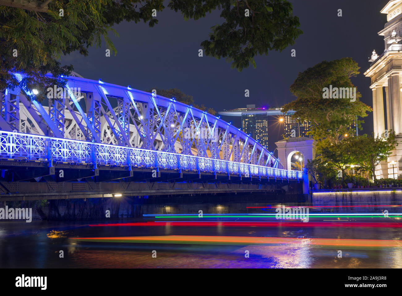 Malerische Nacht beleuchtung von berühmten Anderson Bridge in Singapore Downtown Stockfoto