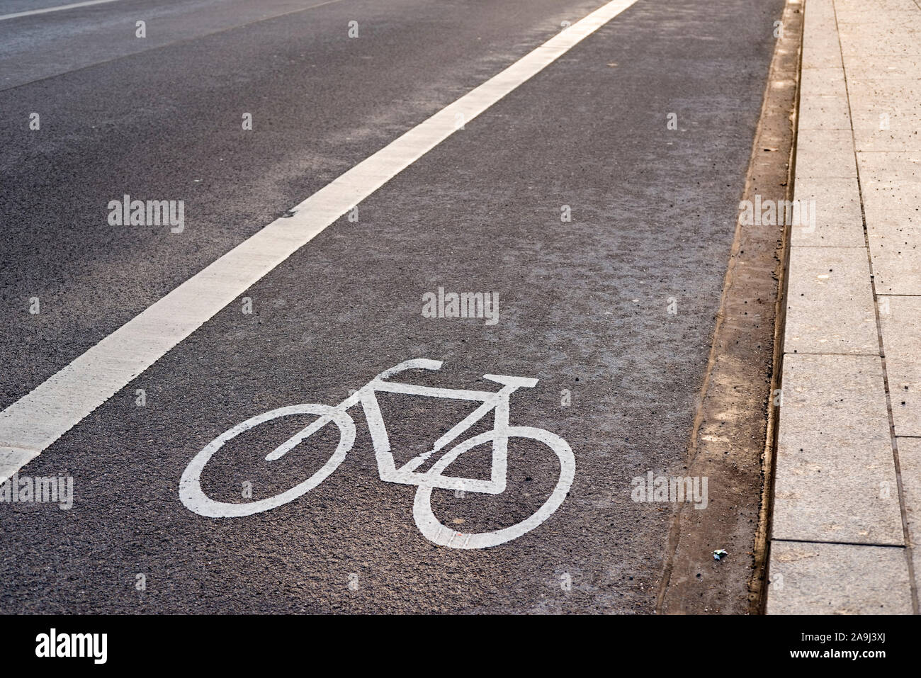 Moderne Stadt Pflaster Kennzeichnung mit Fahrrad Zeichen Stockfoto